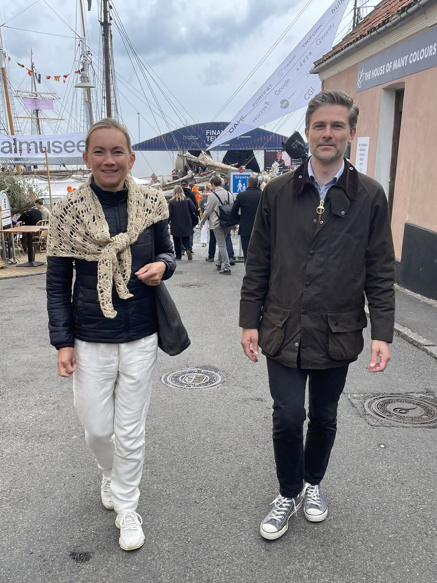 Digitaliseringsstyrelsen (@digstdk) on Twitter photo Dag 2 på #fmdk <a href="/MetteLindstr/">Mette Lindstrøm Lage</a> og <a href="/LarsLe26158/">Lars Bønløkke Le</a> på vej til dagens første debat og cyberwalk kl 10.00. Se program her: digst.dk/nyheder/nyheds… Dag 2 på #fmdk <a href="/MetteLindstr/">Mette Lindstrøm Lage</a> og <a href="/LarsLe26158/">Lars Bønløkke Le</a> på vej til dagens første debat og cyberwalk kl 10.00. Se program her: digst.dk/nyheder/nyheds…