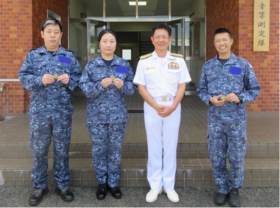 自衛艦隊司令官からチャレンジコインを受賞した熟練隊員達!! コイン 自衛艦隊司令官からチャレンジコインを受賞した熟練隊員達!! コイン