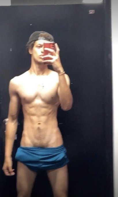 Am I getting bigger? 🤤 https://t.co/m4TeeqzrDZ