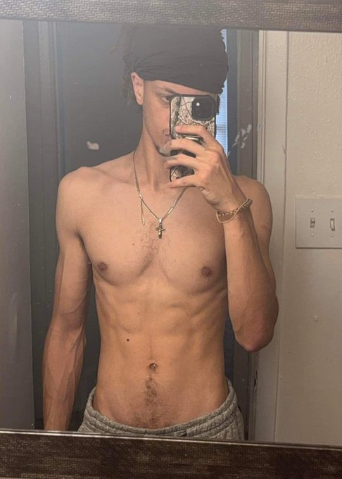 Am I getting bigger? 🤤 https://t.co/m4TeeqzrDZ