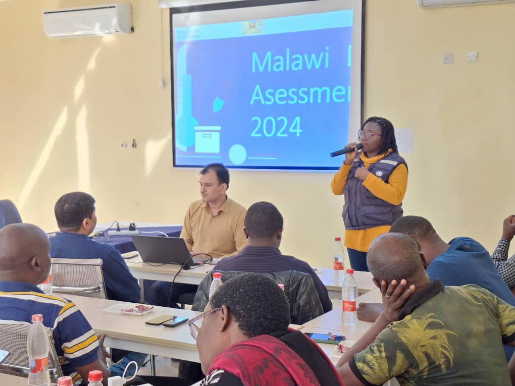 WHOMalawi's tweet photo. .@WHOMalawi together with @MalawiUNICEF is supporting @health_malawi in conducting an Effective Vaccine Management Assessment.

This is a key quality improvement activity to strengthen vaccine supply, delivery &amp; logistics management processes.

#VaccinesSaveLives 
#HealthForAll https://t.co/FAwP5LxCWN