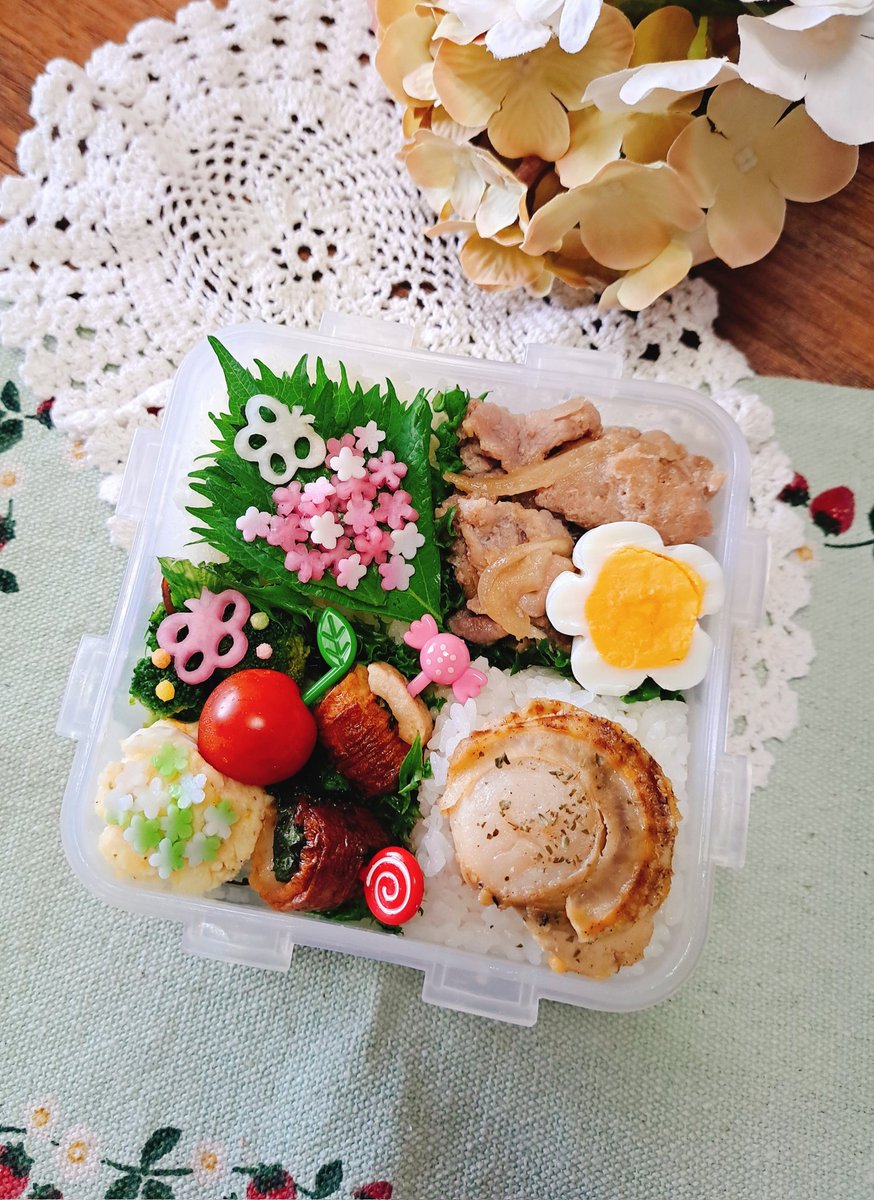 投稿遅れましたが皆さんこんにちは✨😃

⭐息子弁当⭐
スヌーピーご飯
しょうが焼き
大葉とちくわの照り焼き
お花ゆで卵
ポテサラ
ブロッコリーと塩昆布のごま油和え
大根くりぬき
かまぼこ
ねじりキャンディ団子
🍅

２枚目は旦那の夜勤弁当⭐
息子の+ホタテの塩バター炒め⭐
#お弁当記録 #キャラ弁