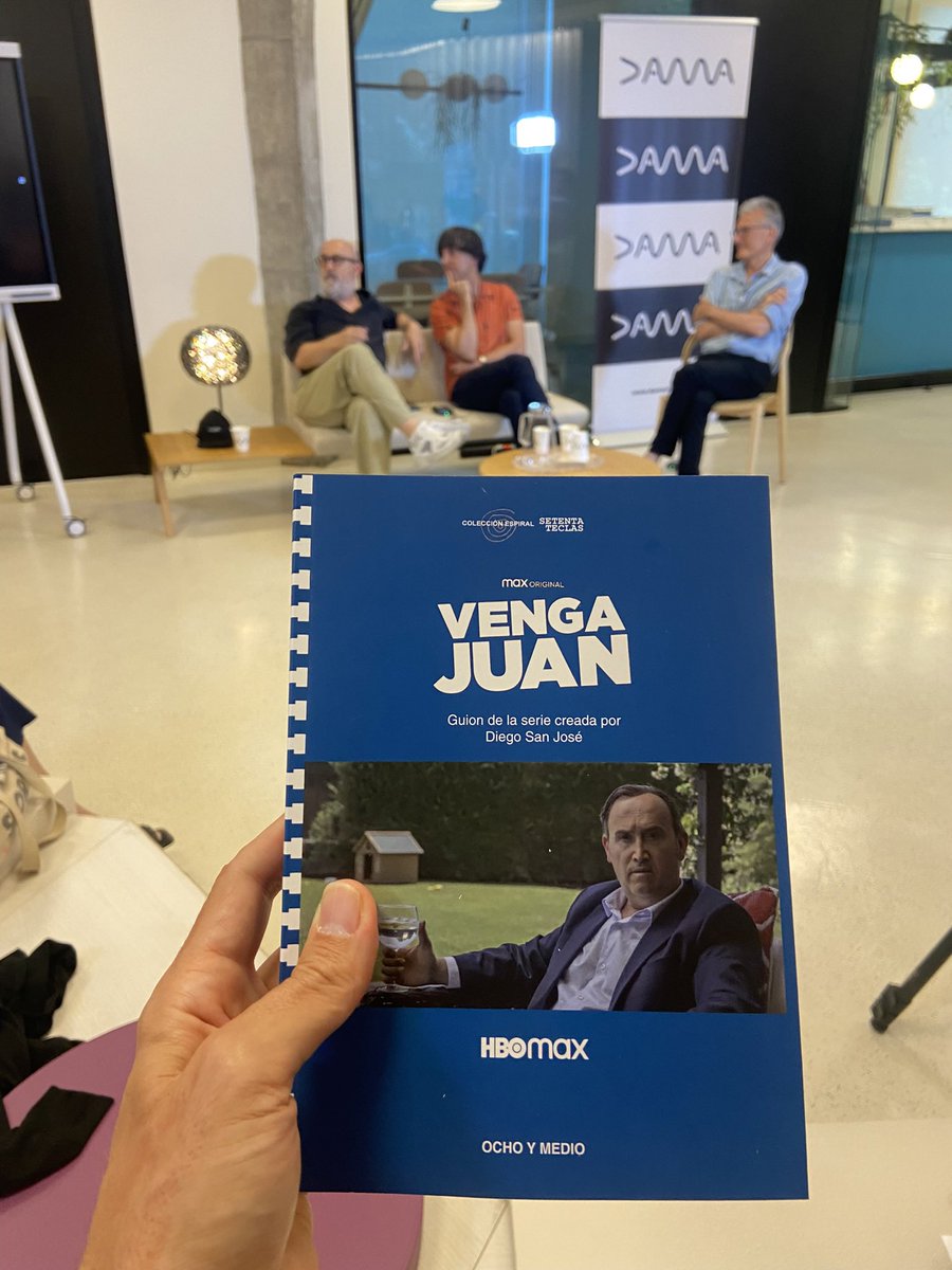 setentateclas's tweet photo. Ayer se presentaron los 8 guiones de #VengaJuan y, como nos pasó con la serie, no queríamos que se terminara.

GRACIAS a Javier Cámara y @diego_san_jose por sus cerebros y generosidad. A @DAMAUTOR por su apoyo y a @OchoyMedio_ por ser la mejor librería del mundo, sin comillas 🤍. https://t.co/DGCwxtPIUL