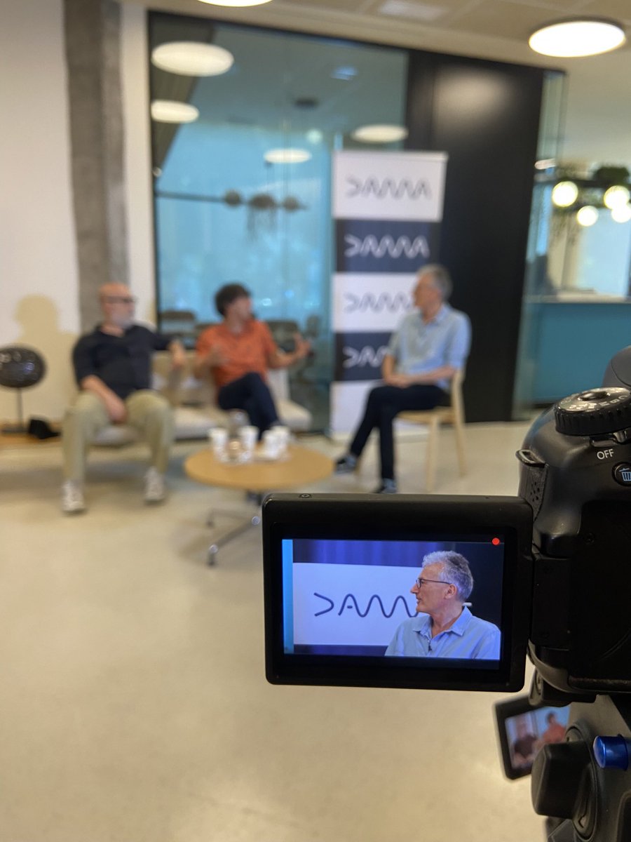 Ayer se presentaron los 8 guiones de #VengaJuan y, como nos pasó con la serie, no queríamos que se terminara.

GRACIAS a Javier Cámara y <a href="/diego_san_jose/">Diego San José</a> por sus cerebros y generosidad. A <a href="/DAMAUTOR/">DAMA</a> por su apoyo y a <a href="/OchoyMedio_/">Ocho y Medio</a> por ser la mejor librería del mundo, sin comillas 🤍.