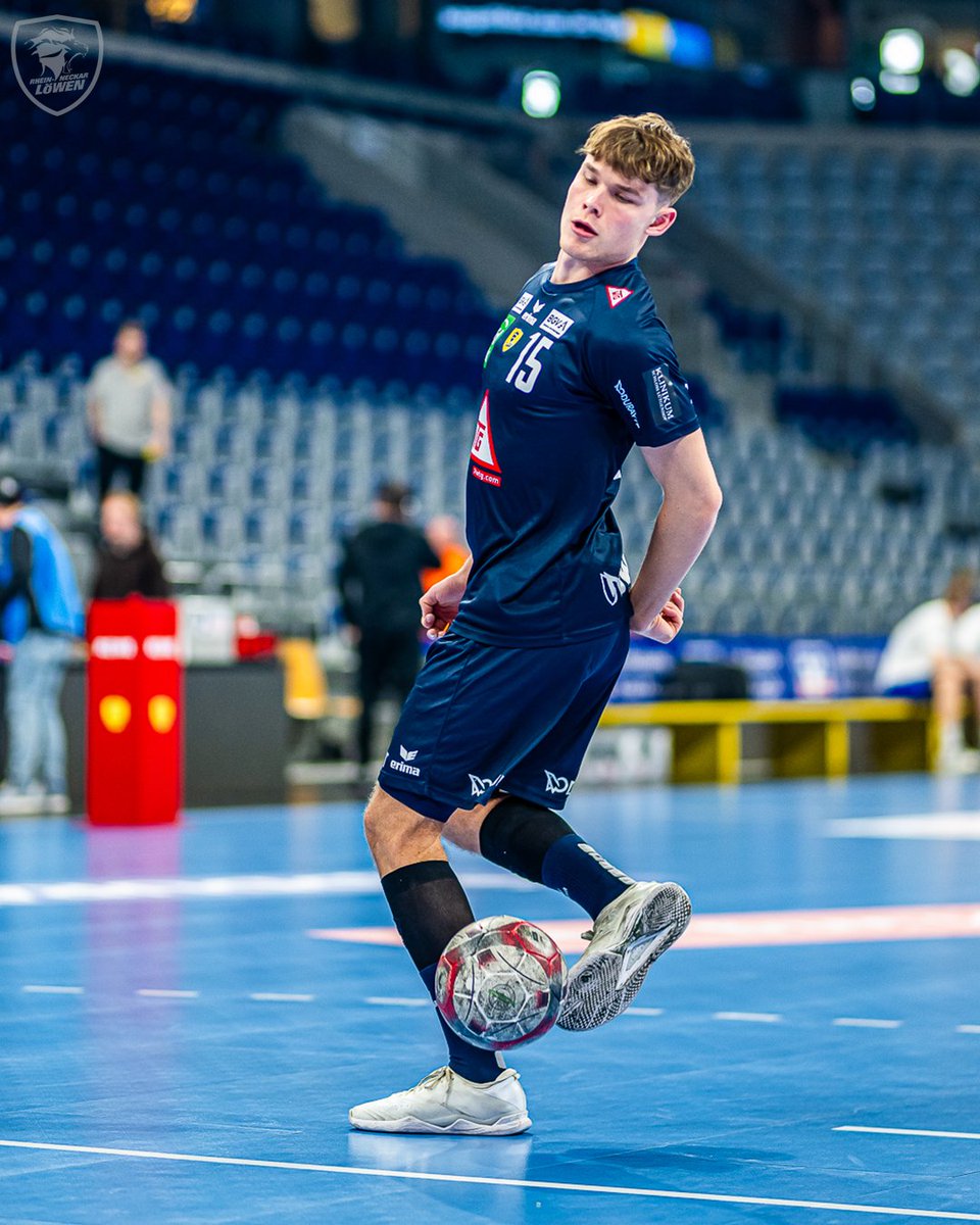 RNLoewen's tweet photo. Hey @DFB_Team, falls ihr für die anstehende Heim-EM noch Unterstützung braucht - unsere Jungs sind ready! ⚽️🚀 #rnl #rnloewen #handball #dfbteam #euro2024 #fussball https://t.co/rfXVPIPxBL