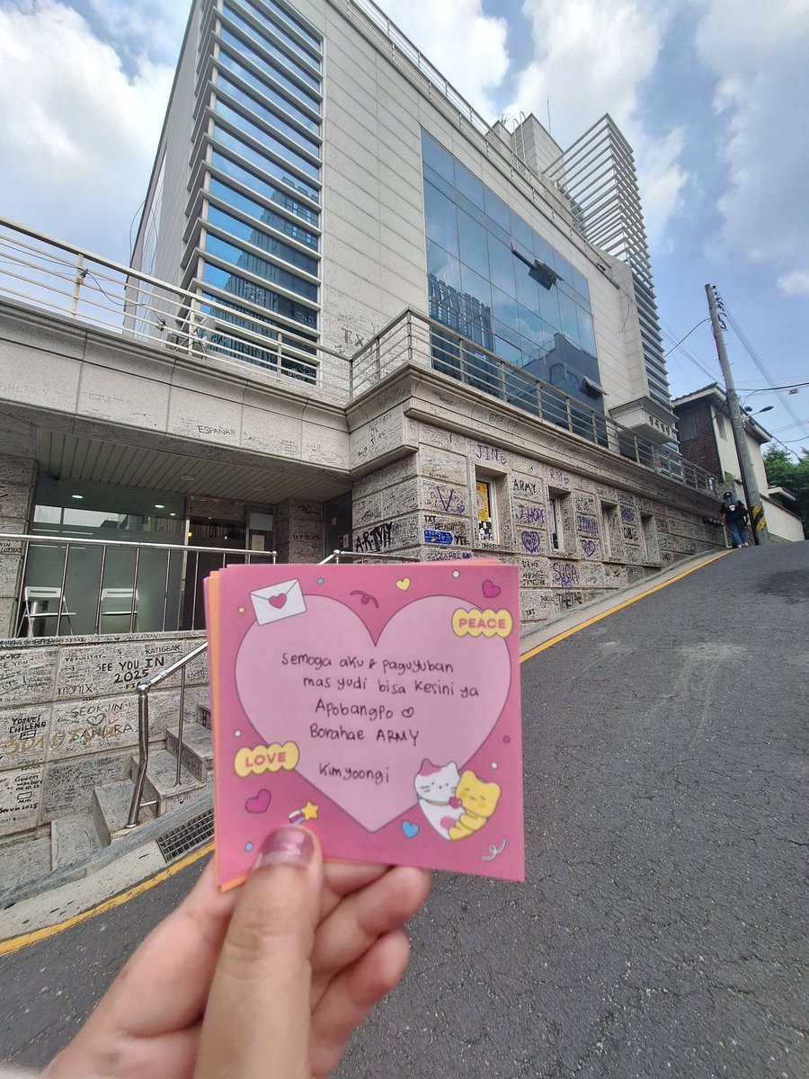 astyboom's tweet photo. Gais dapet salam dari korea @cherieforjin @blckcapboys @gitasundarii @putrijafar  💜💜 semoga bisa kesana bersama ya 🫶🏻🫶🏻🫶🏻 gpp paper greetings nya dulu yg kesana nanti orangnya 😁
Terima kasih kak @AlmatiarAU 💜💜 https://t.co/4yxHPpVngu