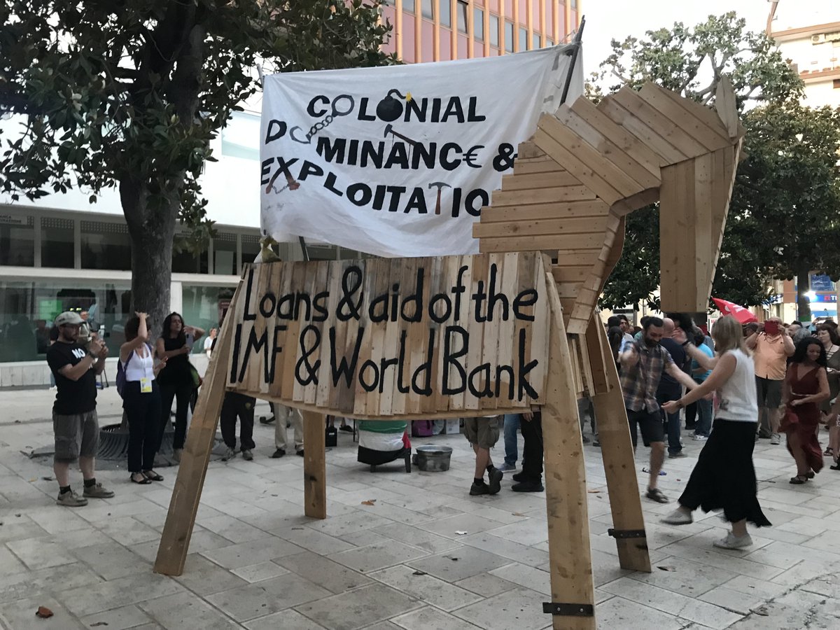 debt4climate_it's tweet photo. I prestiti del FMI e BM sono un cavallo di troia per il dominio e dello sfruttamento neocoloniale!

FMI and WB's loans are the trojan horse for colonial dominance and exploitation!

#NoG7 #StopG7 
#cancelthedebt #debtforclimate https://t.co/x813vnnPIG