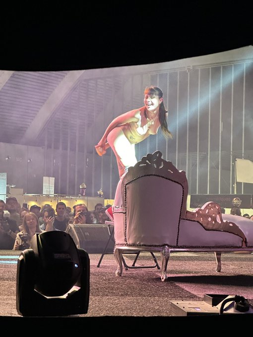 Encore merci au salon de Mons https://t.co/H9qunPL5sU<a href="/tag/mlrgirls"class="tags"><span>#mlrgirls</span></a>