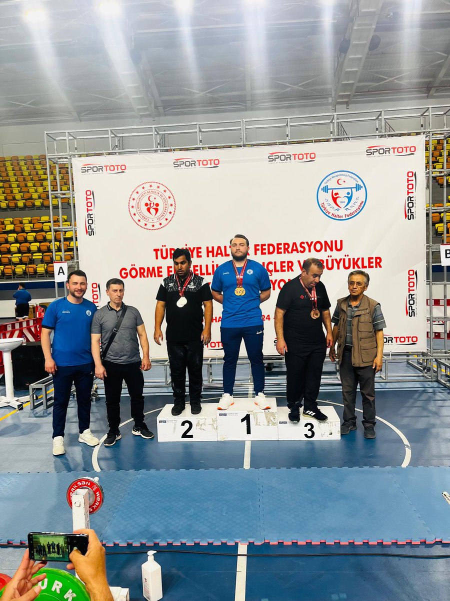 MutluTurkmen's tweet photo. 🏋️ Rekorların Üniversitesiyiz 👏

Öğrencimiz Muhammet Şimşek, Görme Engelliler Powerlifting ve Benchpress Türkiye Halter Şampiyonasında 3 temel kategoride kırdığı 5 Türkiye rekoru ve toplamda kaldırdığı 538 kg ile 2 altın madalyayı üniversitemize kazandırdı 🥇🥇🏋️💪 https://t.co/ipXJ9qwg2J