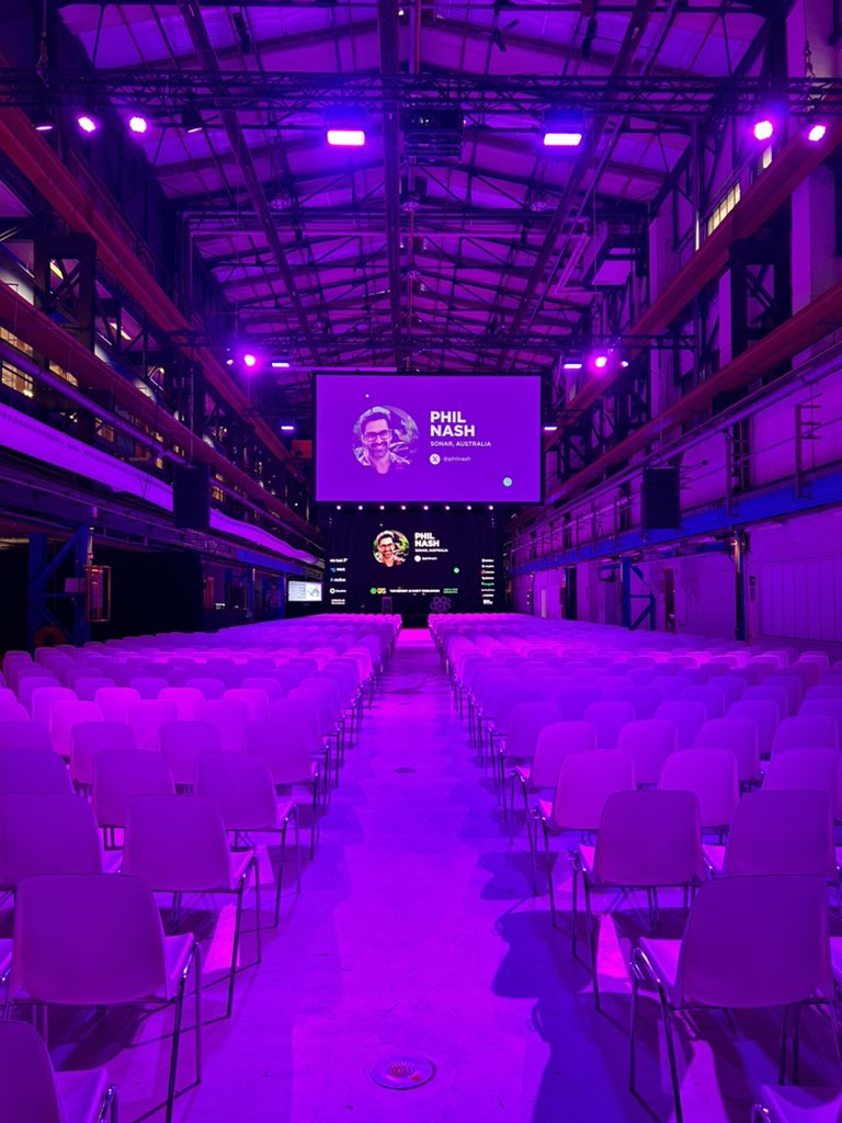 DariaShabala's tweet image. #reactsummit is full mode on! React 19 panel is on!