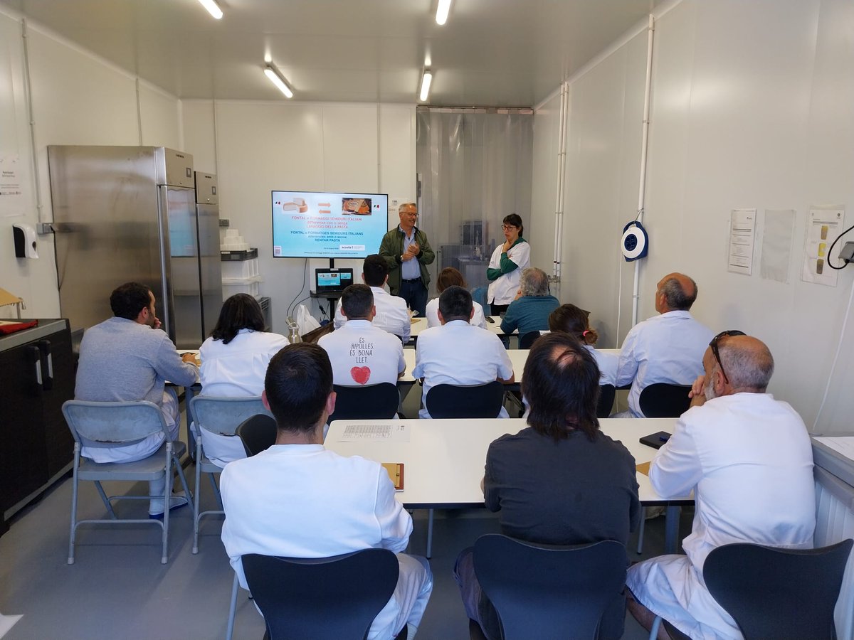 Cons_Llucanes's tweet image. 🧀 Avui i demà, El Quall acull el Curs d’elaboració de formatges de pasta semiculta de la regió de la Llombardia (Itàlia). 

✔️ Aquest matí, el primer grup ja ha començat la formació a càrrec d’AGENFORM Itàlia, que es fa en italà amb traducció al català.

#Lluçanès #ACREFA