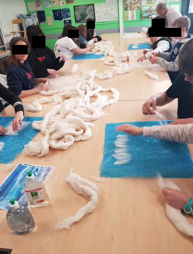 CollegeFrania's tweet photo. Projet "feutrer l'océan" avec F. Vieillard, artisan d'art.  
Notre mer feutrée habille un des murs de  l'exposition eau. Retour sur les étapes de la réalisation : https://t.co/39YLvjBDdJ
@MuseeGiverny @daacversailles https://t.co/JUvlMymWTI
