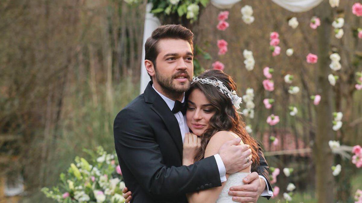 Los protagonistas de 'Meryem' se reúnen siete años después para encabezar 'Gölgede 39 Derece', una película cuya fecha de estreno ya se ha hecho oficial en la plataforma. marie-claire.es/que-ver-tv/710…