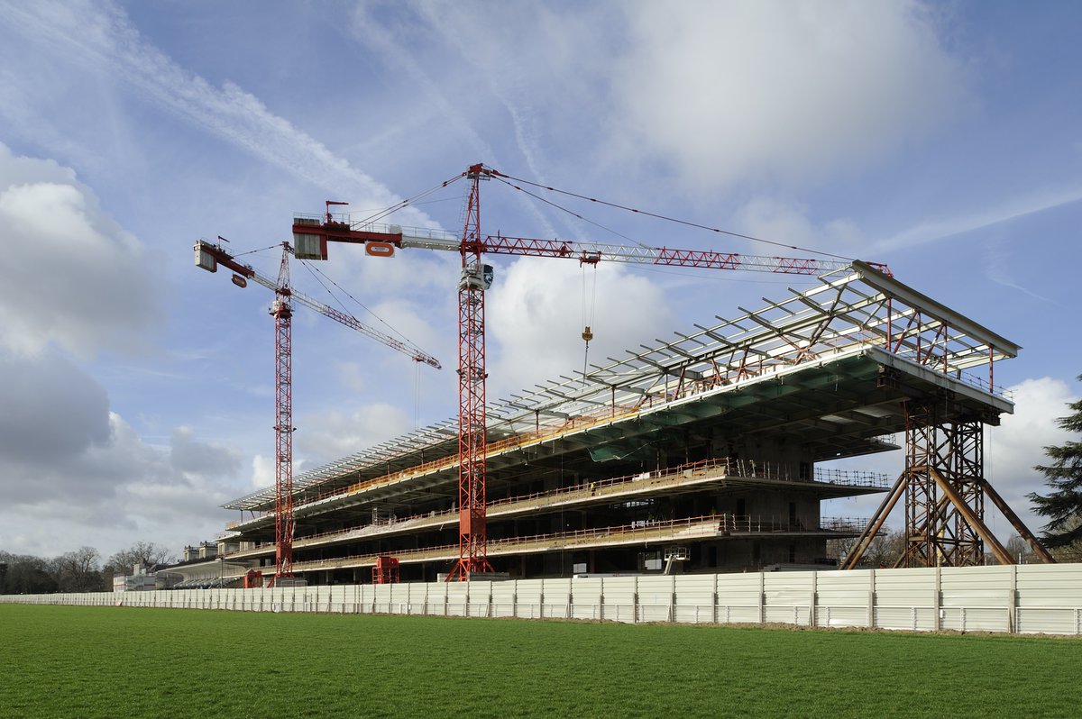 Bouygues_BatIDF's tweet image. [#Flashback] Retour au printemps 2018 ☀️. Après deux ans de #travaux de #restructuration menés par nos équipes, le plus célèbre des sites hippiques parisiens réouvre ses portes au grand public 🏇. #Parislongchamp