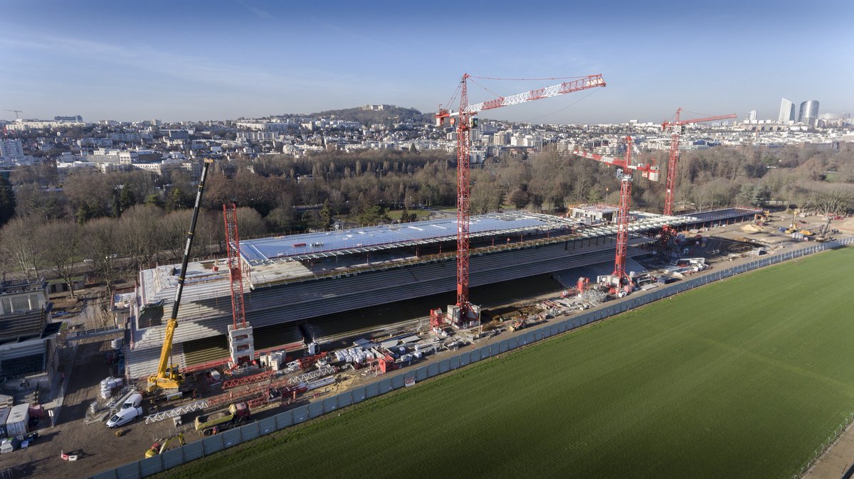 Bouygues_BatIDF's tweet image. [#Flashback] Retour au printemps 2018 ☀️. Après deux ans de #travaux de #restructuration menés par nos équipes, le plus célèbre des sites hippiques parisiens réouvre ses portes au grand public 🏇. #Parislongchamp