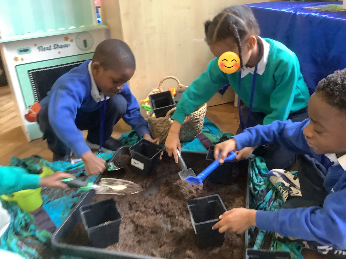 LarkHallPrimary's tweet photo. Year 1 learnt what a plant needs to grow so planted their own beans and will measure them as they grow as part of our new plant topic! #lhstu #lhmu #lhsouthwark #lhmillennium https://t.co/K7Htka1up0