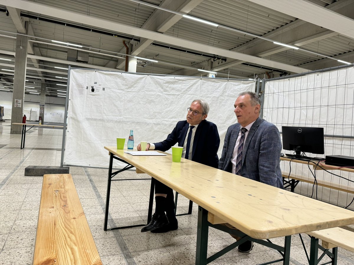 Sebastian Haak (@haaksebastian) on Twitter photo Die Flüchtlingsunterkunft in #Hermsdorf ist geschlossen. <a href="/KatharinaKoenig/">Katharina König-Preuss 🍓</a> hat sie mal als „Halle des Elends“ bezeichnet. <a href="/GeorgMaier8/">Georg_Maier</a> sagt gerade vor Ort: Neue Belegung nur in „extremer Notsituation“. Die Halle sei nicht geeignet, um Menschen länger hier unterzubringen. Die Flüchtlingsunterkunft in #Hermsdorf ist geschlossen. <a href="/KatharinaKoenig/">Katharina König-Preuss 🍓</a> hat sie mal als „Halle des Elends“ bezeichnet. <a href="/GeorgMaier8/">Georg_Maier</a> sagt gerade vor Ort: Neue Belegung nur in „extremer Notsituation“. Die Halle sei nicht geeignet, um Menschen länger hier unterzubringen.