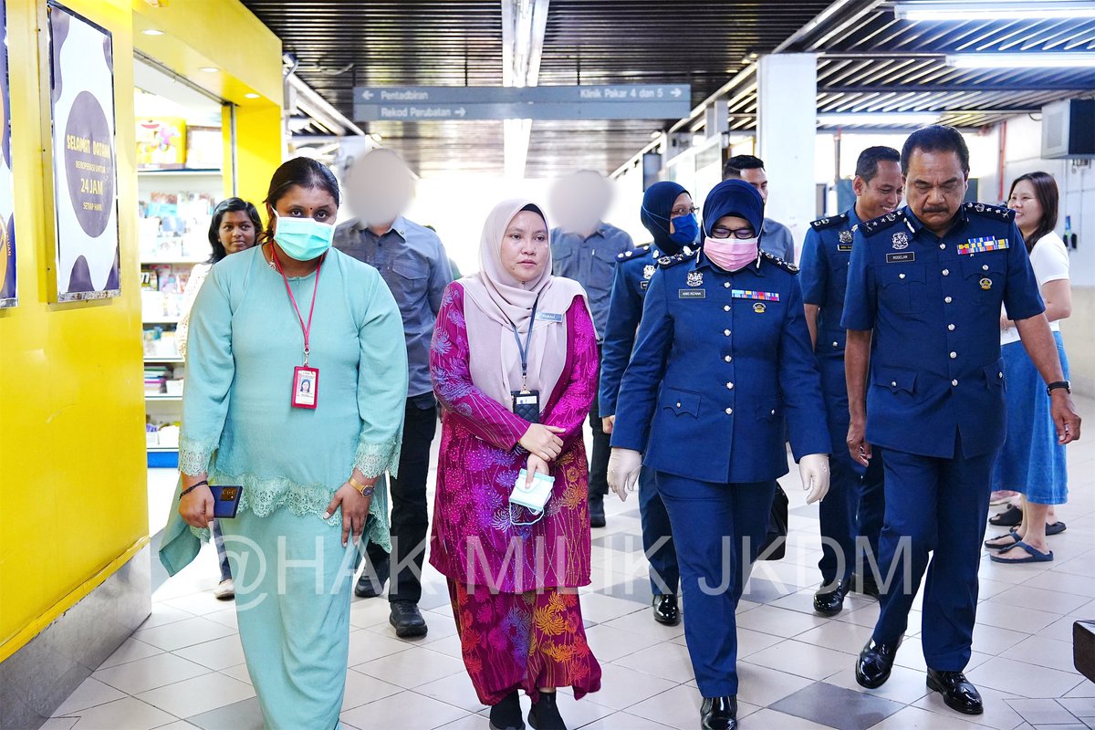 KP_KastamMY's tweet photo. Alhamdulillah, pagi semalam saya berkesempatan untuk menziarahi pegawai yang terlibat dengan insiden tertembak baru-baru ini di Hospital Seberang Jaya, Pulau Pinang. Di sini, saya turut berpeluang untuk menyerahkan sedikit sumbangan dan buah tangan kepada isteri mangsa. https://t.co/1JA2yWZ5H3