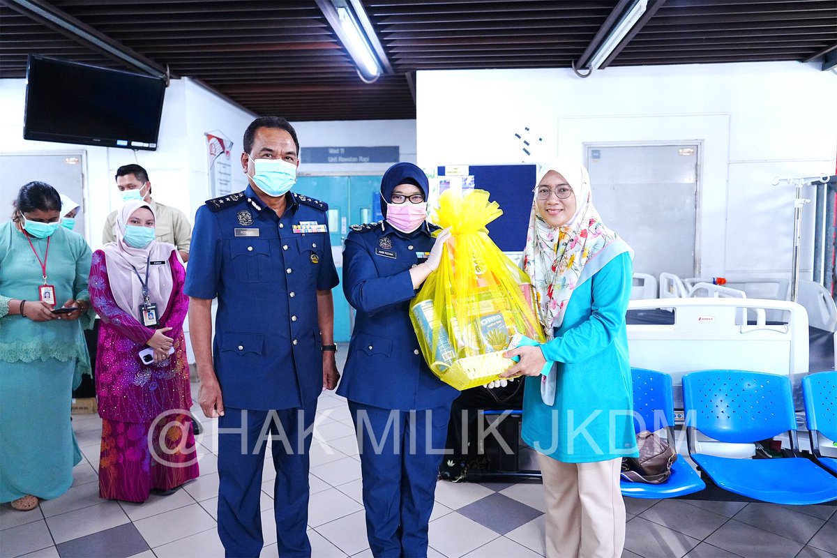 KP_KastamMY's tweet photo. Alhamdulillah, pagi semalam saya berkesempatan untuk menziarahi pegawai yang terlibat dengan insiden tertembak baru-baru ini di Hospital Seberang Jaya, Pulau Pinang. Di sini, saya turut berpeluang untuk menyerahkan sedikit sumbangan dan buah tangan kepada isteri mangsa. https://t.co/1JA2yWZ5H3