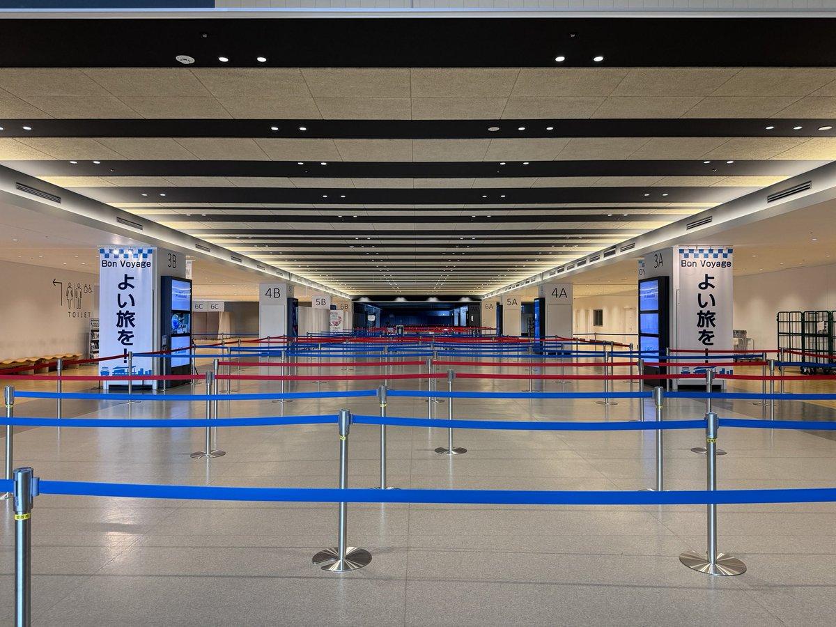 Lake09jp's tweet photo. Waiting hall, All that remains,Of warriors' dreams...
待合室、兵どもが夢の跡…
#KINALIADA #東京国際クルーズターミナル https://t.co/ADxxv25IYw