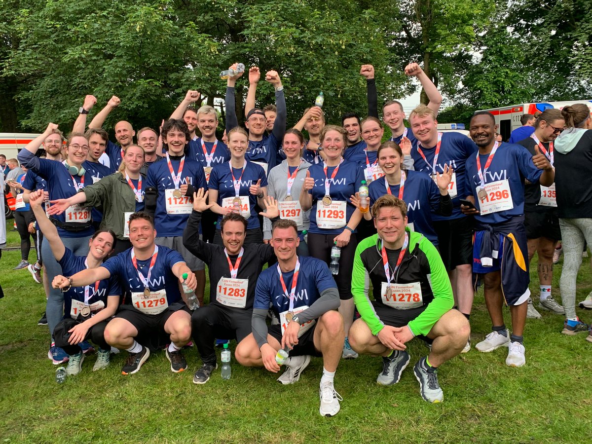 Läuft in Essen 👏Mehr als 13.500 Teilnehmer*innen aus 560 Firmen waren beim #essenerfirmenlauf im belebten Rüttenscheid dabei – darunter auch das RWI mit 29 Läuferinnen &amp; Läufern.🏃‍♀️🏃‍♂️Congratulations! Mehr dazu: essener-firmenlauf.de