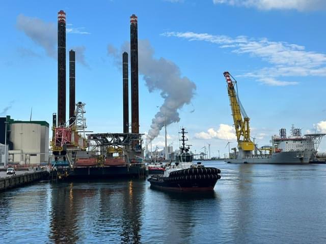 📸 | 𝗙𝗿𝗶𝗱𝗮𝘆 𝗣𝗶𝗰𝘁𝘂𝗿𝗲: 𝗘𝗡 𝗔𝗩𝗔𝗡𝗧 𝟮𝟱
Our seagoing tug EN AVANT 25 towing Jack-Up Barge 117!

#tugboat #towing