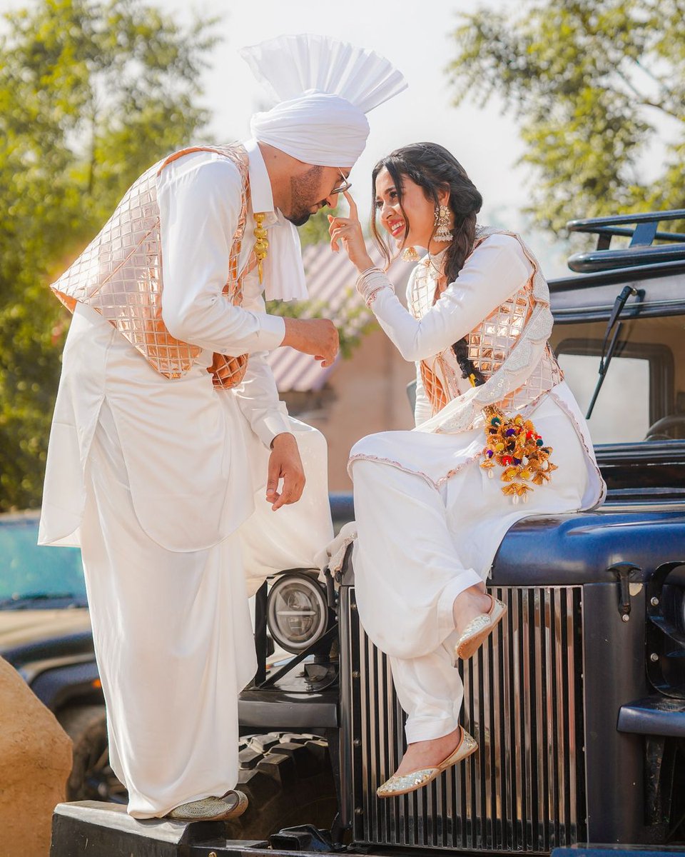 mid_day's tweet photo. Tejasswi Prakash and Gippy Grewal dazzle in timeless ethnic wear
#tejasswiprakash #gippygrewal #tejran #tejasswiprakashfans #tejatroops #gippy #entertainment https://t.co/qXKnK4zoPD