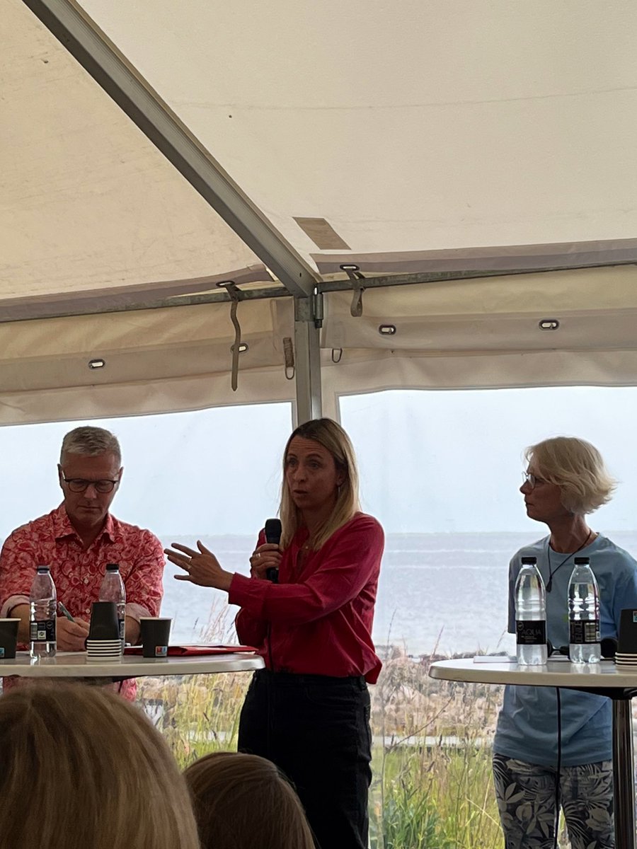 DanskPsykologF's tweet image. “Vi har fået skabt en ond cirkel i børne- og ungdomspsykiatrien: Børn og unge får ikke den hjælp, de har brug for, og medarbejderne kan ikke holde ud at arbejde der”, siger @DSeidenfaden til #fm-debat hos @regionerne #dkpol #sundpol