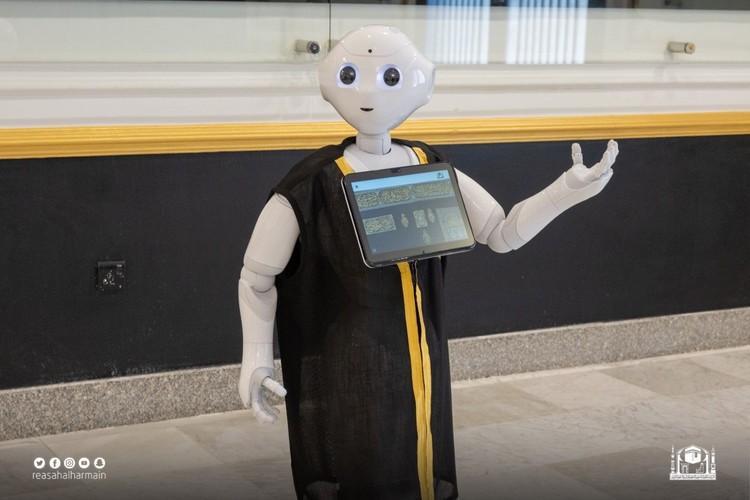 detikinet's tweet photo. #Foto Robot yang bisa berbicara 11 bahasa dipekerjakan di pabrik Kiswah Ka'bah. Robot ini didandani jubah khas Arab Saudi warna hitam disertai emblem keemasan.

>>https://t.co/UZdSTdYvyM

Foto: https://t.co/D8wjpXCZPk
#fotoinet #robot #KiswahKabah #robotunik https://t.co/Ox6G3DEbUp