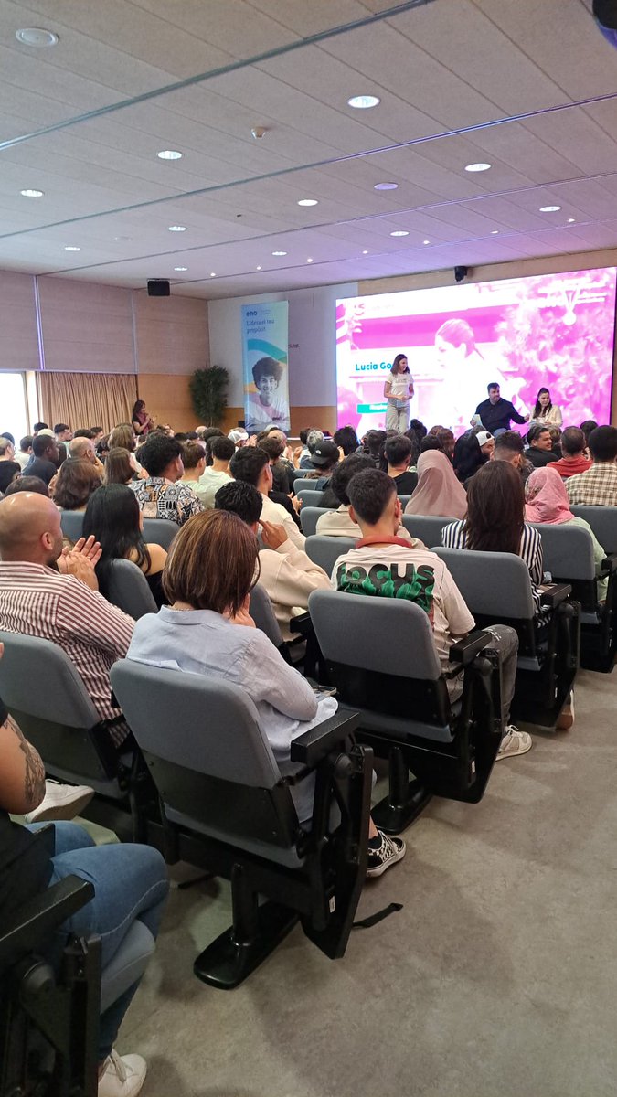 BlocEmpresarial's tweet photo. Está acabando la entrega de diplomas a los alumnos del PFI, ENO i Casa de Oficios de  2024, por parte del alcalde @carlosruiztwitt y la teniente de alcalde, Rosa Cañisà. 

Emoción,  nervios,  expectación en el público del Auditori, lleno de familias y alumnos.

Y alegría. https://t.co/957gQxwKs5