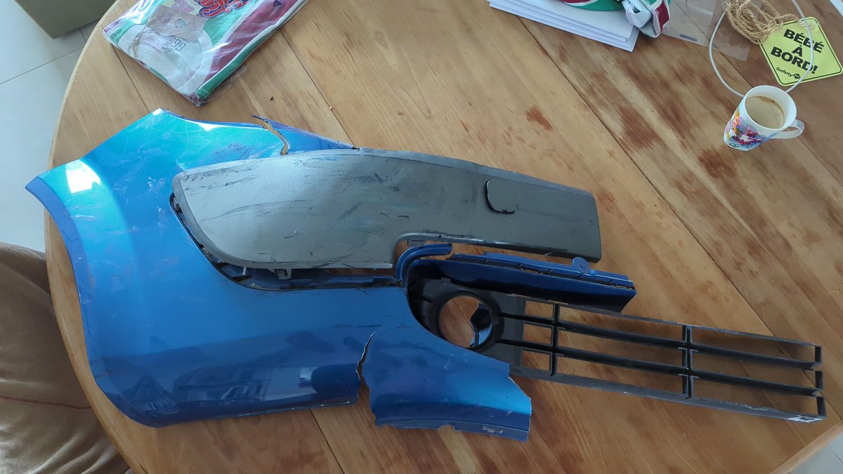 qwertyjulien's tweet photo. Salut twitter.

Une bagnole a percuté celle d'un très très bon ami, l'a sinistrée et s'est barrée...

On a que cette piece de pare choc sur place....
Qui pourrait m'aider a trouver le modèle ?

Mass rt et tag svp, j'ai besoin d'aide là 

Merci :) https://t.co/4LjODTg0Iv