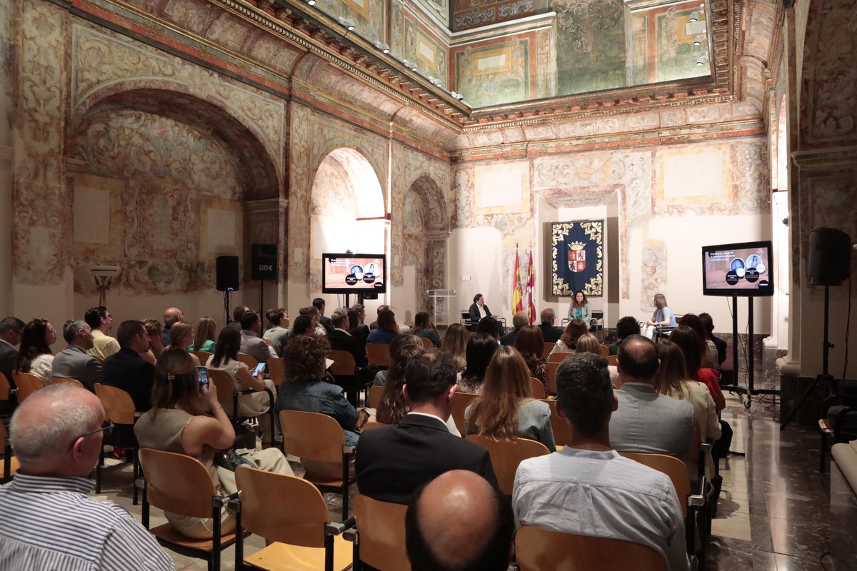 FundacionEFCL's tweet photo. Estamos viviendo ya uno de esos días que nos encantará recordar para siempre. La entrega de los #PremiosFPSteam reúne en Valladolid  a las mejores alumnas de esta rama de la Formación Profesional en la que seguimos trabajando en pos de la #igualdad https://t.co/MsEvhxwJsU