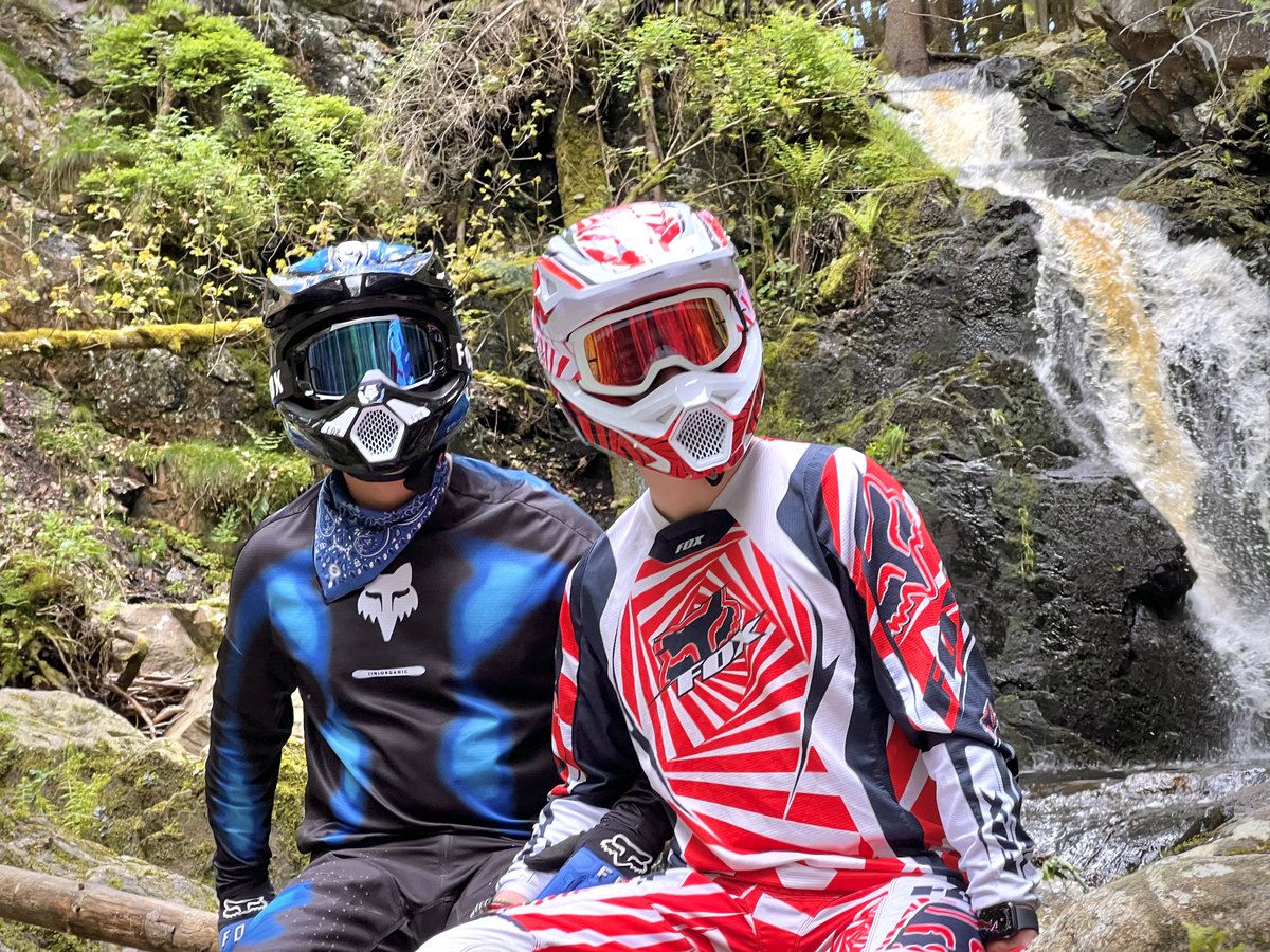 Adventures in the woods, always take a friend for safety 🌊
 🏍️ <a href="/blckwhtrd/">アルク</a>  
📸 <a href="/ChiliPupper/">Euan</a>