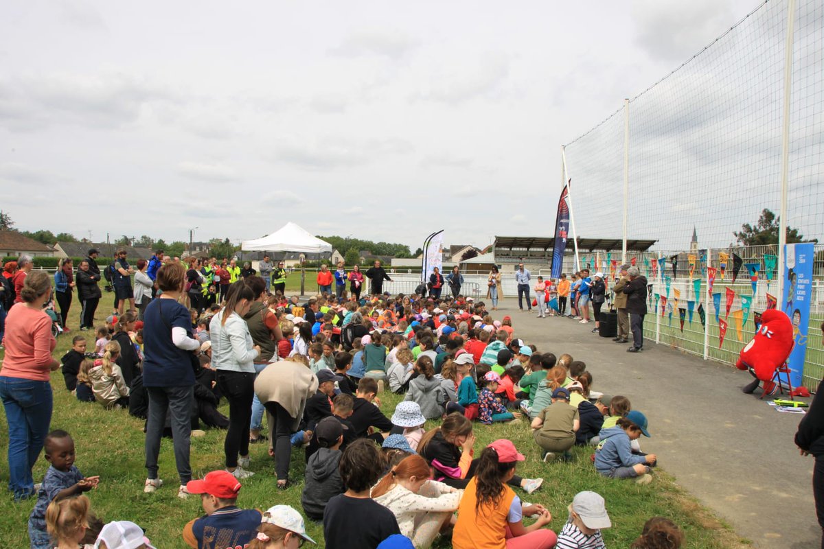 DSDEN53's tweet photo. Jeudi 13 juin, #AVéloVerslesJeux faisait étape à #Craon, en parallèle de la journée olympique organisée par l'école.
Tous les élèves ont célébré l'arrivée de leurs camarades de #Cosmes et @quelainestgault https://t.co/Dv07BVJPhJ