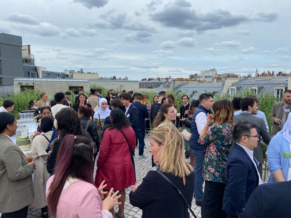 Ce jeudi soir, nos équipes parisiennes ont eu le plaisir d'accueillir leurs candidats pour un afterwork sur le rooftop de notre bureau. ⭐ Envie d'être accompagné par des experts dans votre #carrière ? Consultez nos offres d'emploi 👉 orlo.uk/V4ivc #recrutement #intérim