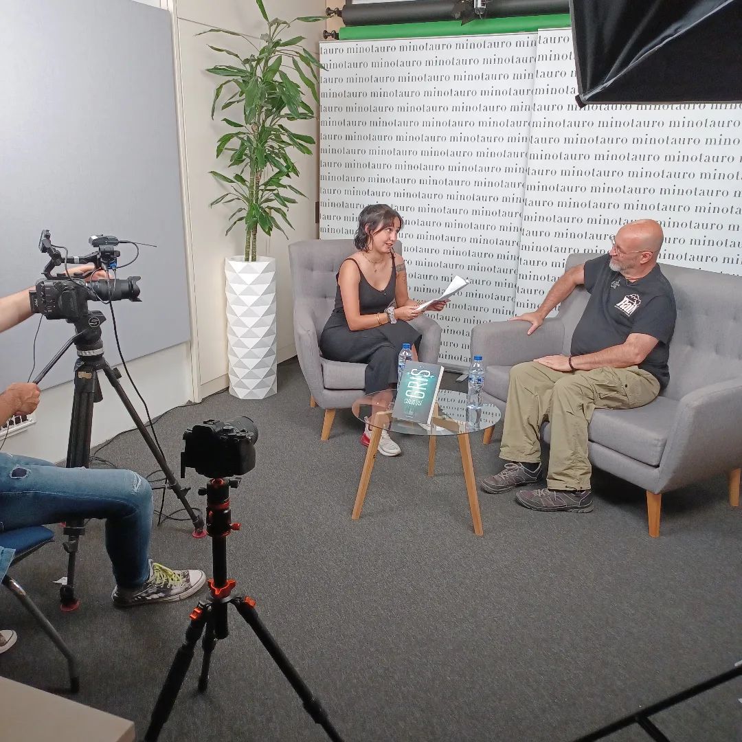 🔴Grabando el próximo episodio de nuestro videopodcast #MDeMinotauro. En él, @lidiacir entrevista a <a href="/carlossisi/">Carlos Sisí</a>, con motivo del reciente lanzamiento de #GRIS, su nueva novela.

¡#MuyPronto disponible en las principales plataformas!