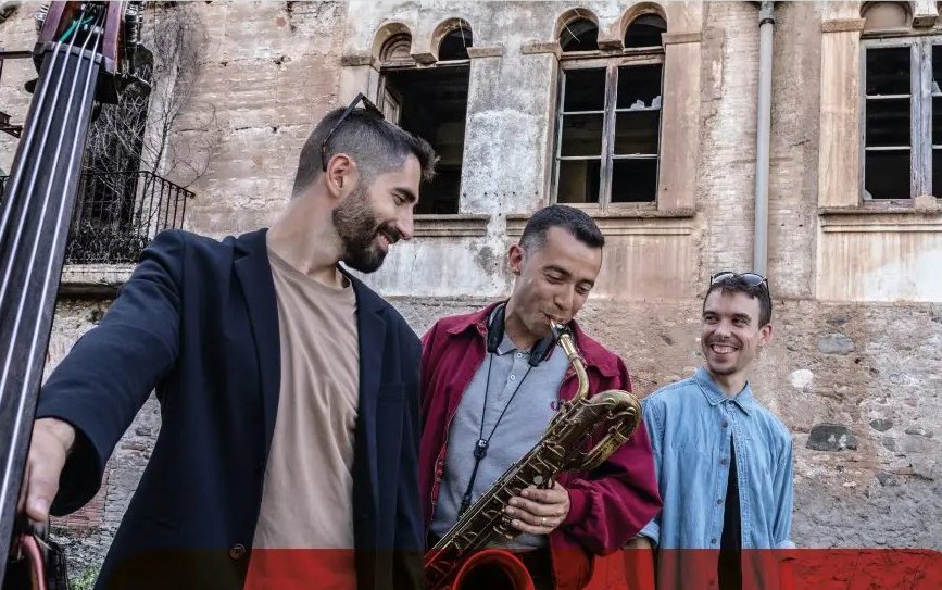 deskomunalcoop's tweet photo. 🎶🥁Aquest vespre acaba la 1a part de l'edició 2024 del Jazz Deskomunal, amb Segueix l’instint, el tercer disc de TRO. Amb el bateria Joan Casares, el contrabaixista Xavi Castillo i el saxofonista Pere Miró.
ℹ️🎟️Més informació i entrades a https://t.co/nTUnRzgwSc https://t.co/9sIFUZYrFW