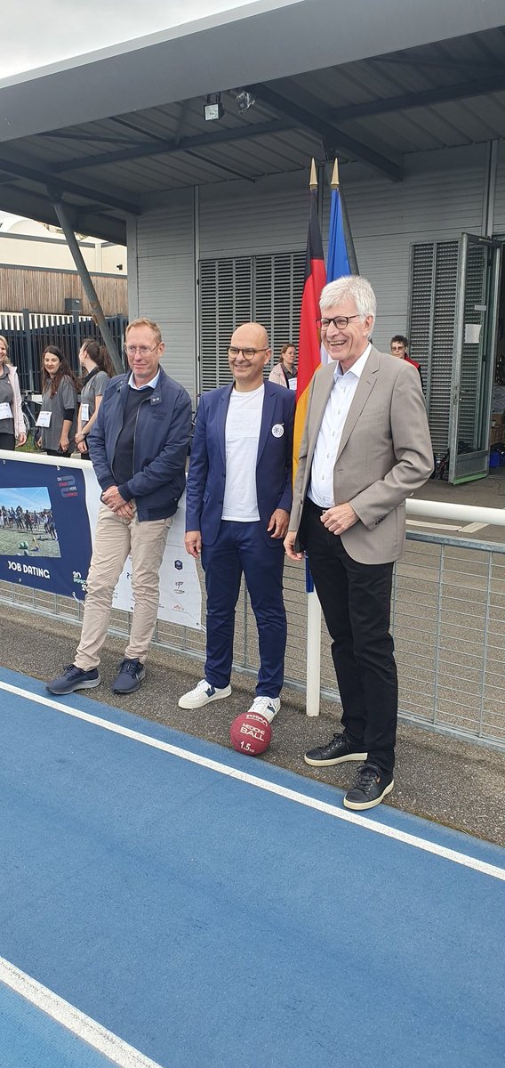 ESSERMATHIAS1's tweet photo. Du Stade Vers l’emploi – "Allez hop zumjob" Job Dating transfrontalier c'est now! Permettre la rencontre candidats-employeurs et le retour à l'emploi à travers les valeurs du sport🏃‍♀️🤾‍♀️🇧🇪🇫🇷#francetravailcolmar, #arbeitsagentur , #capeemploi,  #missionlocale https://t.co/cZHw7de3jV