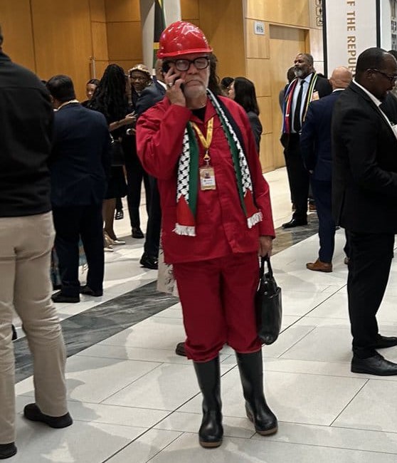 JacquesMaree73's tweet photo. "Nee, Ma, ek moet dit dra. Dis in die kontrak." https://t.co/AynMa9uqIi
