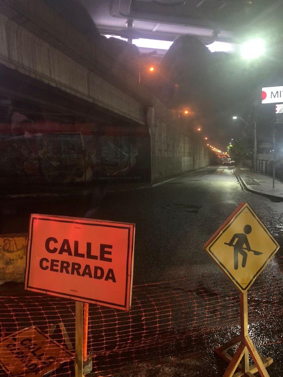 DanielaFLizana's tweet photo. Vecin@s, se encuentra cerrada el tramo entre Lo Echevers y Lo Boza, dado la enorme laguna que hay entre medio, así que prepárense para el inmenso taco y para nadar 🥺 Siempre el mismo show con cada lluvia #quilicura #temporal #americovespucio #muniquilicura https://t.co/UgL369PHZC