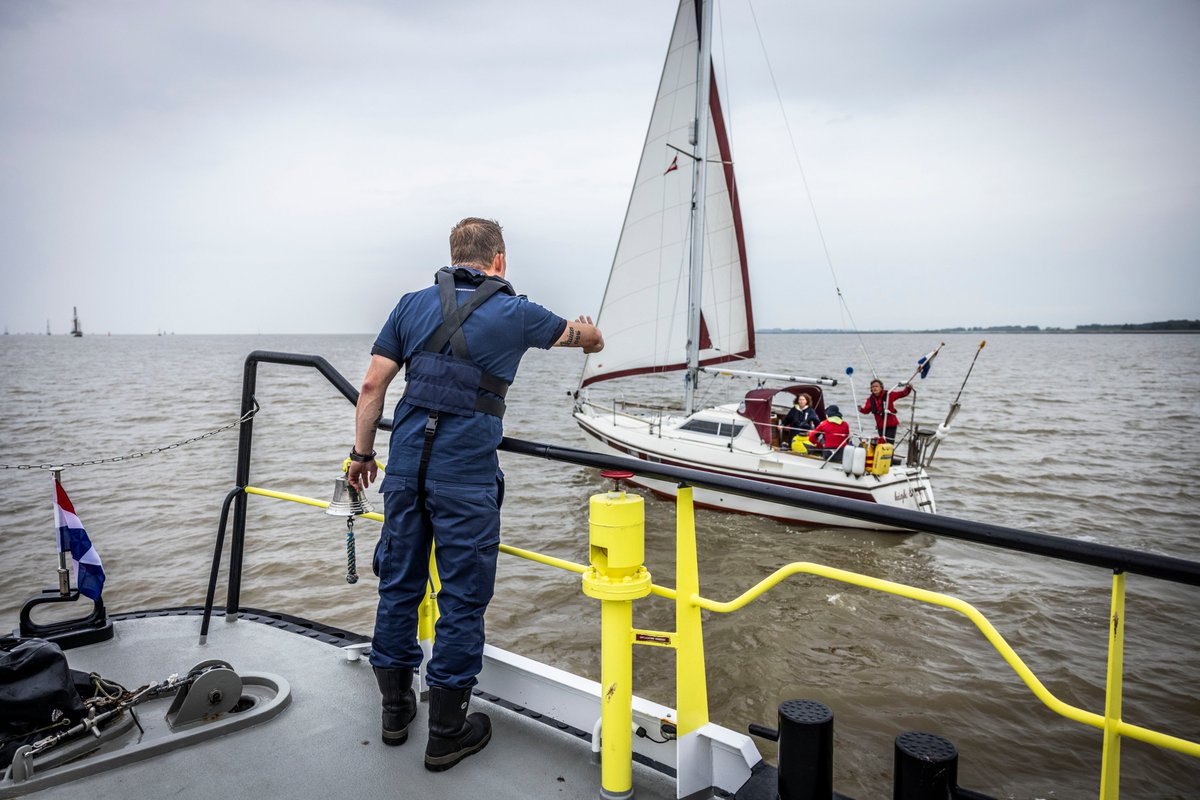 RWS_NN's tweet photo. Honderdduizenden mensen trekken dit weekend naar #DelfSail. Waaronder Hare Majesteit Koningin👑#Maxima @koninklijkhuis om twee schepen te dopen🚢🍾. Onze collega's zijn deze dagen aan het werk👷om een en ander te begeleiden🛥️. Een blik achter de schermen👀 https://t.co/cxHG7PkJhN https://t.co/wURNqWm9lB