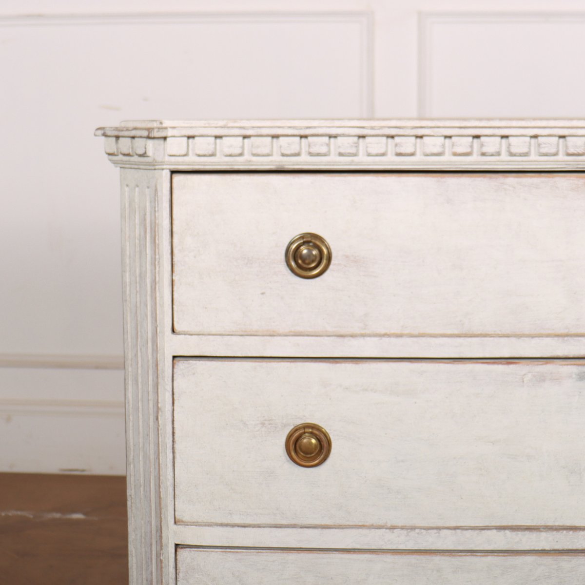 ArcadiaAntiques's tweet photo. Pair of 19th Century Swedish painted pine three drawer commodes. 1890.
Price: £4,500
https://t.co/W6uHB3Uf4U
#threedrawercommodes #paintedcommodes #SwedishCommodes https://t.co/nYA9bmZYHQ