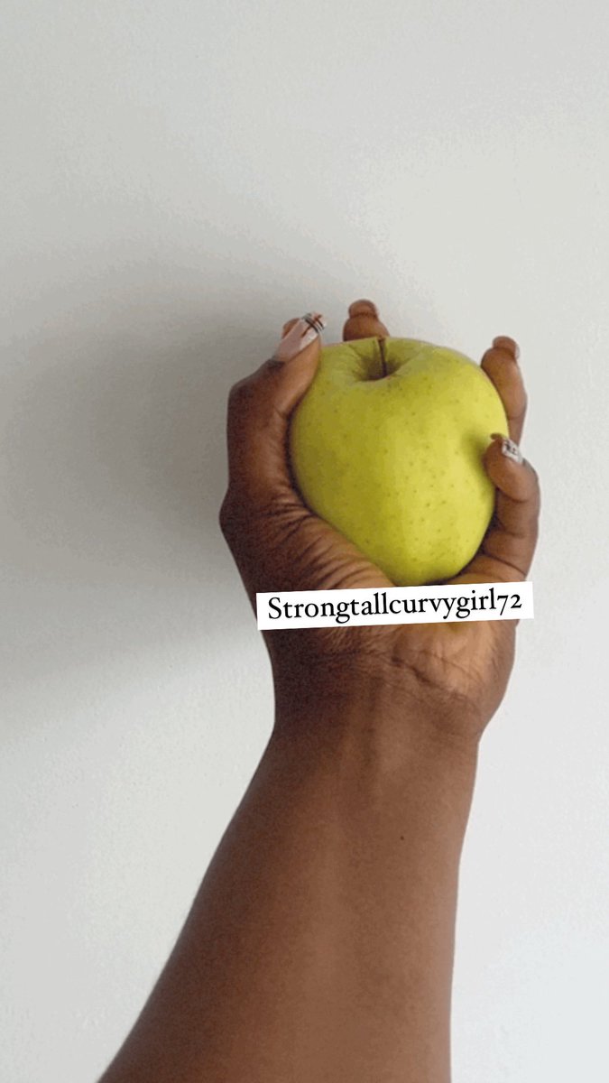SStrongtall72's tweet photo. Too big for everything 🤚🏾 
#bighand #handcomparison #giantess #hand https://t.co/cLYhubyvNr
