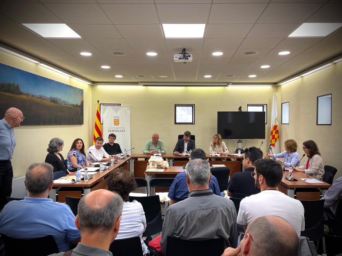 habitatgediba's tweet photo. 🔎Avui hem anat a l'@aj_centelles a conèixer les seves actuacions de planificació, rehabilitació i augment del parc d'habitatge assequible. 

📷@jparegall i @anammartinez donen la benvinguda a les persones assistents a la visita

https://t.co/k8JZkB42aY https://t.co/GVOGvr4o5e
