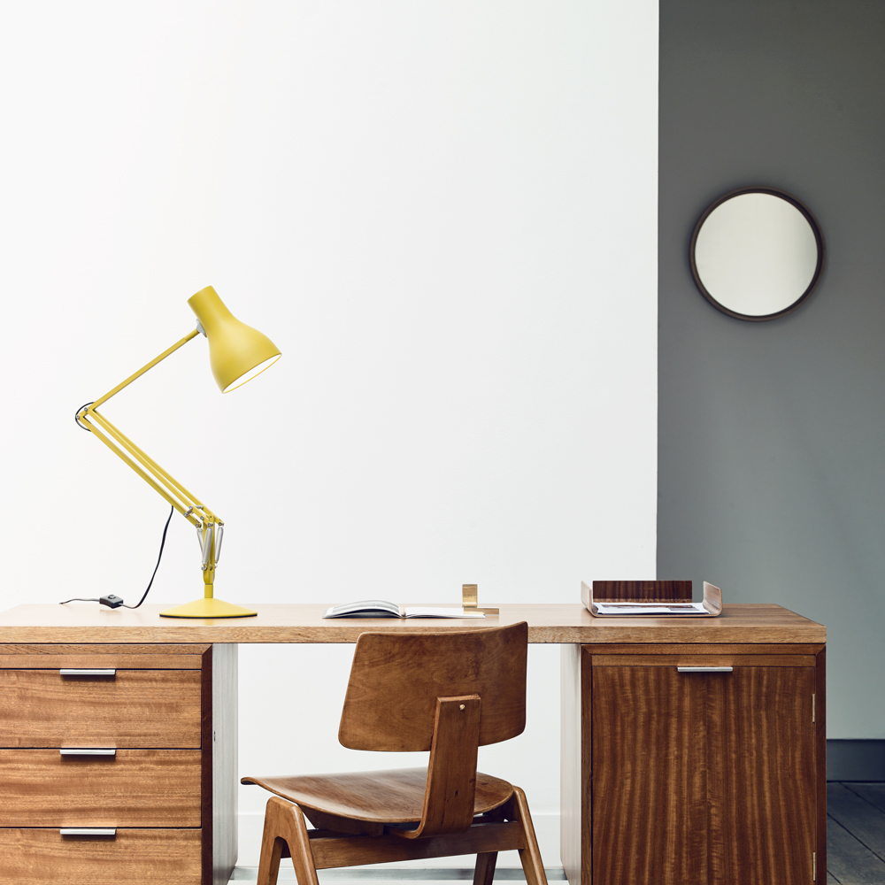 Lumitop_com's tweet image. Découvrez la lampe de table Type 75 Margaret Howell par Anglepoise, conçue par Sir Kenneth Grange. 🇬🇧 Design intemporel, finition mate, abat-jour en aluminium, base en fonte. Garantie à vie. 🌟 #Lumitop #Anglepoise #Type75 #MargaretHowell #Design #Éclairage