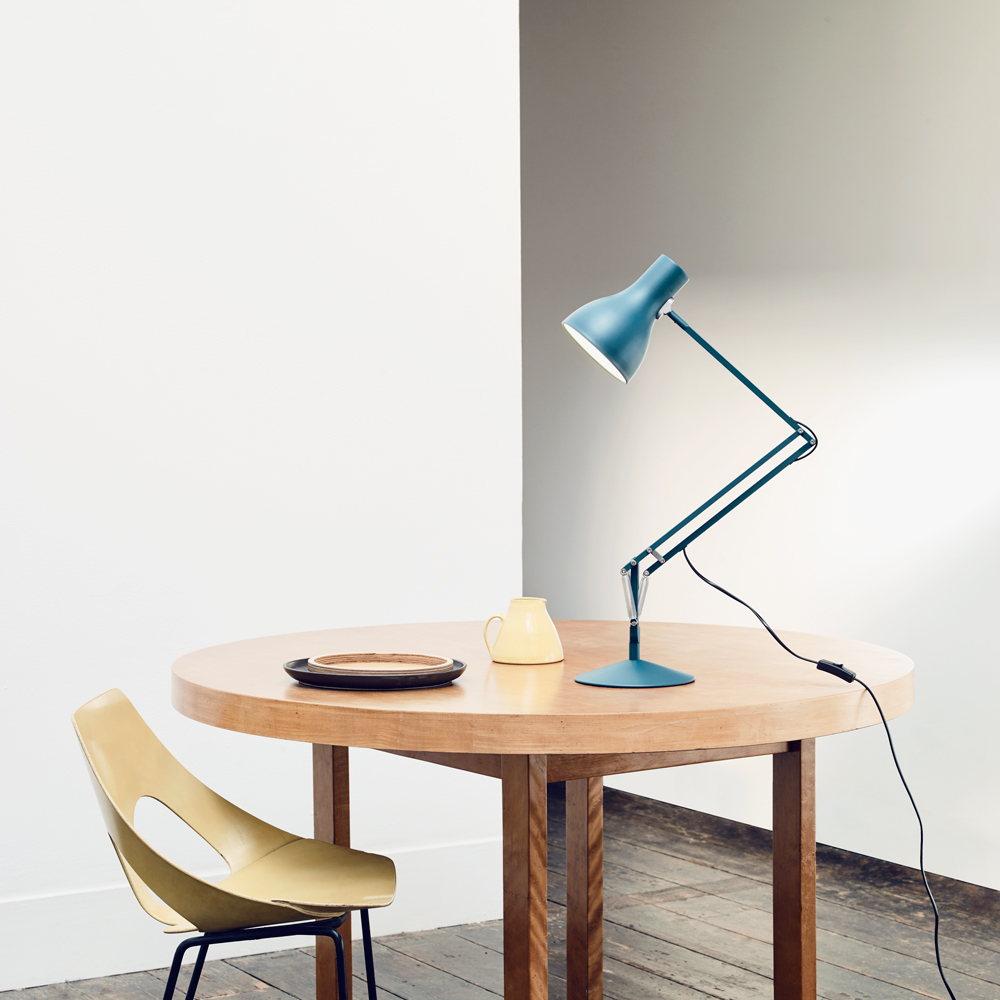 Lumitop_com's tweet image. Découvrez la lampe de table Type 75 Margaret Howell par Anglepoise, conçue par Sir Kenneth Grange. 🇬🇧 Design intemporel, finition mate, abat-jour en aluminium, base en fonte. Garantie à vie. 🌟 #Lumitop #Anglepoise #Type75 #MargaretHowell #Design #Éclairage