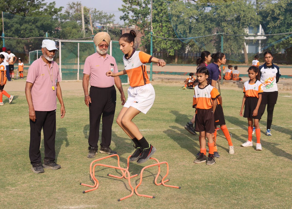 MBCT_Trust's tweet photo. Day 3 #SHC2024 Over 120 players dressed in their blazing Hockey attire & armed with full hockey kit receiving training from seasoned National & International level Coaches. The Chief Guest for the day Harpreet Singh Gill, Principal ITI Bassi Pathana.
#Hockey #Bassipathana https://t.co/dfR2gZrPCM