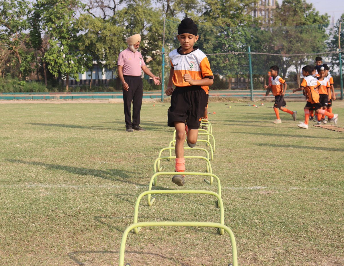 MBCT_Trust's tweet photo. Day 3 #SHC2024 Over 120 players dressed in their blazing Hockey attire & armed with full hockey kit receiving training from seasoned National & International level Coaches. The Chief Guest for the day Harpreet Singh Gill, Principal ITI Bassi Pathana.
#Hockey #Bassipathana https://t.co/dfR2gZrPCM