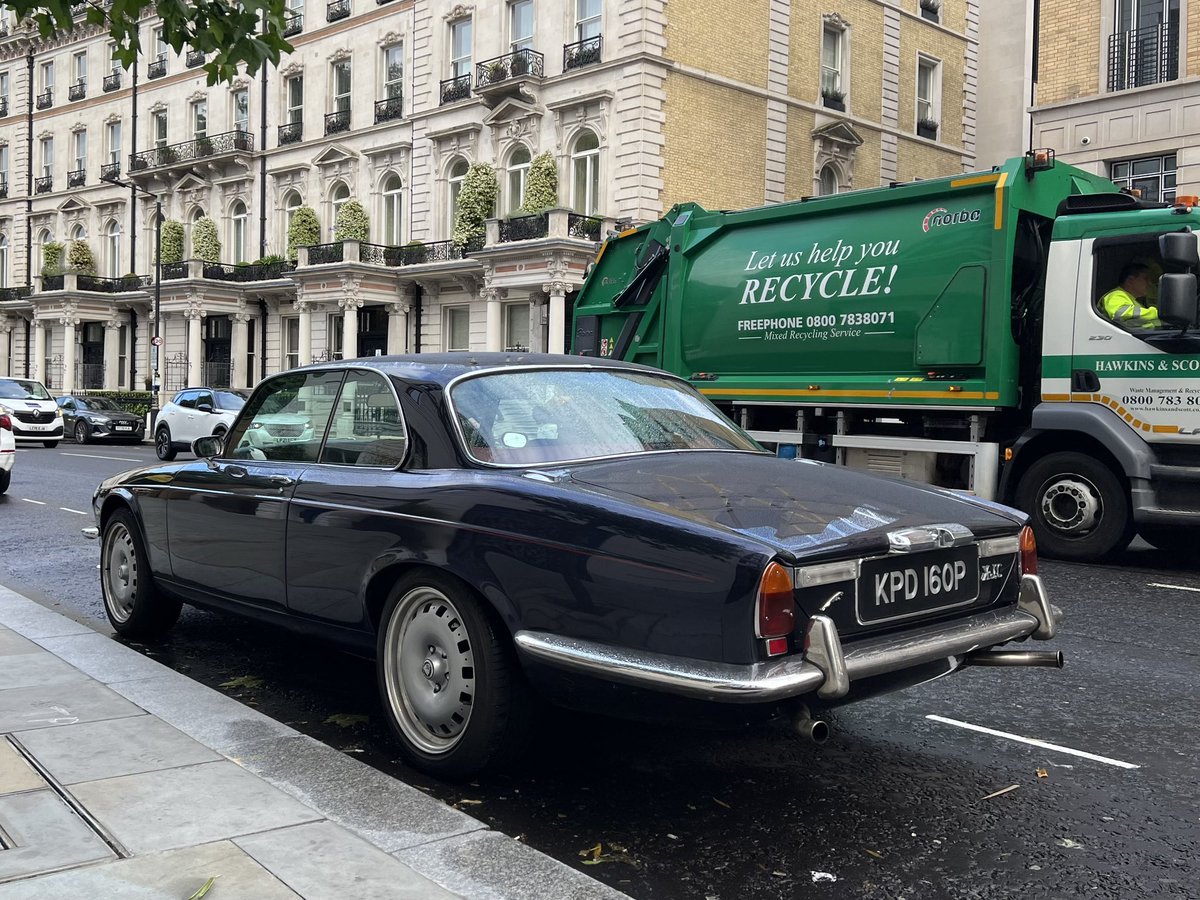 Belgravia keeps on giving! Just came to work and this beauty was just parked there! Not an Alfa but what a sexy car! Lovely restomod. And good advertisement for recycling 😁 <a href="/LUDENClassics/">LUDEN Automotive</a> @ThePollitt <a href="/thespafixer/">Steven Sykes</a> <a href="/v8oholic/">Steve </a> <a href="/motoringguruUK/">Motoring Guru🧢</a>