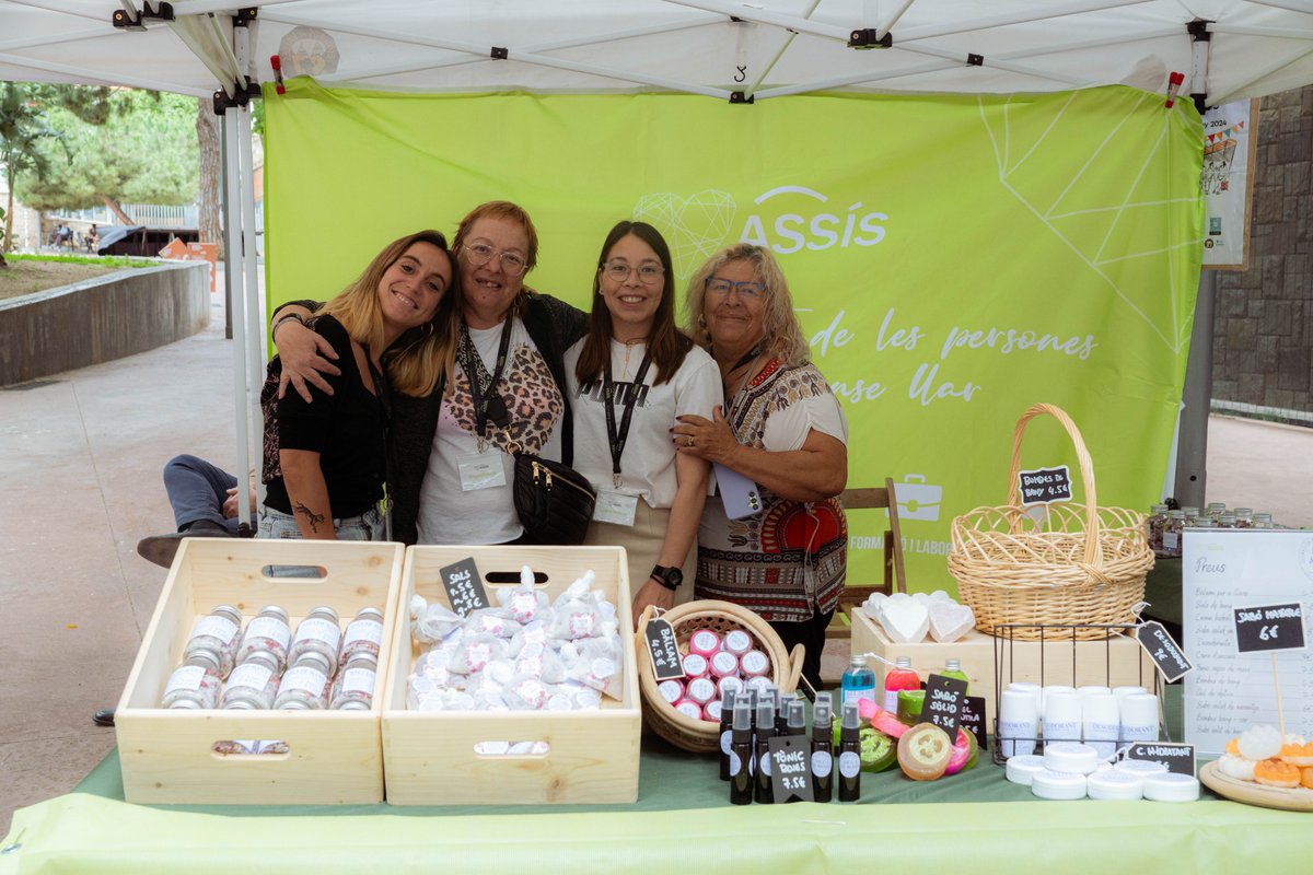 CentreAssis's tweet image. #Agenda
Demà t'esperem a la parada del projecte #InsertGreenLabWomen d'#ASSÍS al barri de #Sarrià! Una oportunitat per descobrir els productes que han el·laborat les dones que hi participen.
 
📅 15/06
🕐10-19.30 h 
🚩 c/Manuel de Falla maps.app.goo.gl/77yd2eD7e5iGEK…

T'hi esperem!